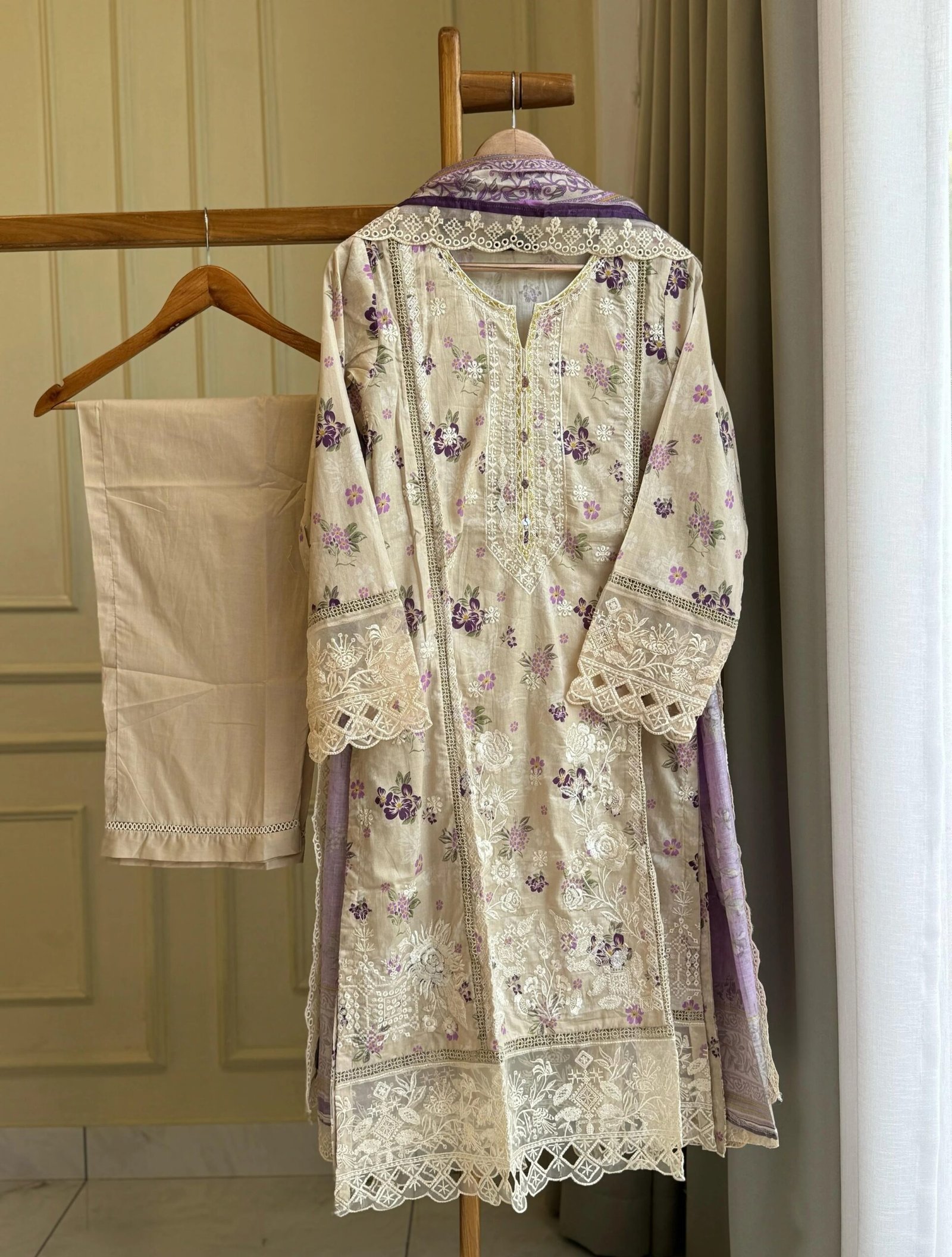 Luxury Embroidered Pakistani Suit - 09
